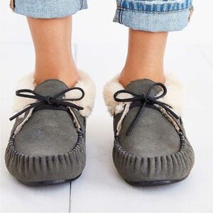 Minnetonka Gray Leather Suede Women's Moccasins with Cream Furry Lining - 7